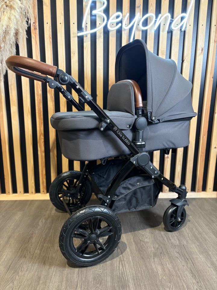 EX DISPLAY Ickle Bubba Stomp Luxe 2-in-1 Travel System - Charcoal Grey/Black/Tan