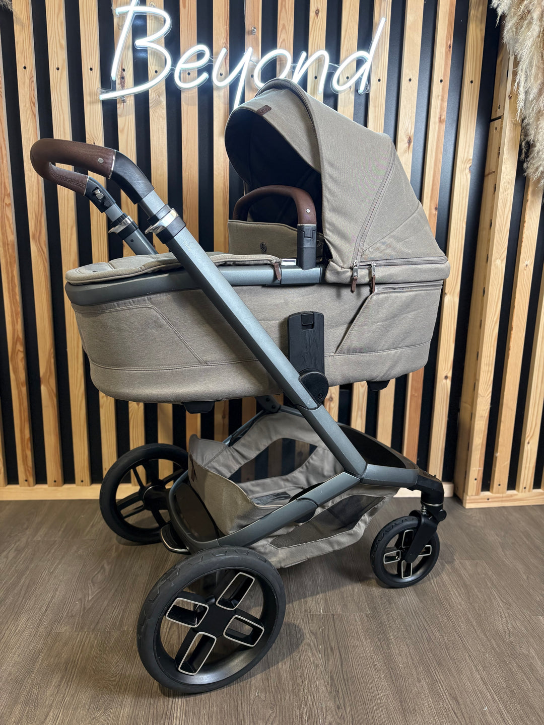 PRE LOVED Maxi-Cosi Fame Travel System - Twillic Truffle/Black Wheels