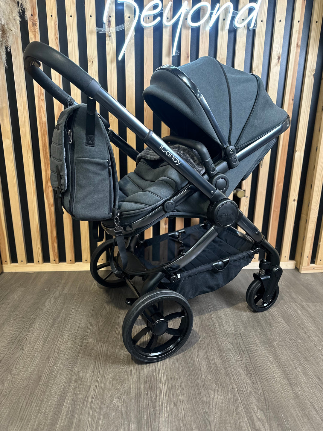 PRE LOVED iCandy Peach 7 Travel System - Dark Grey