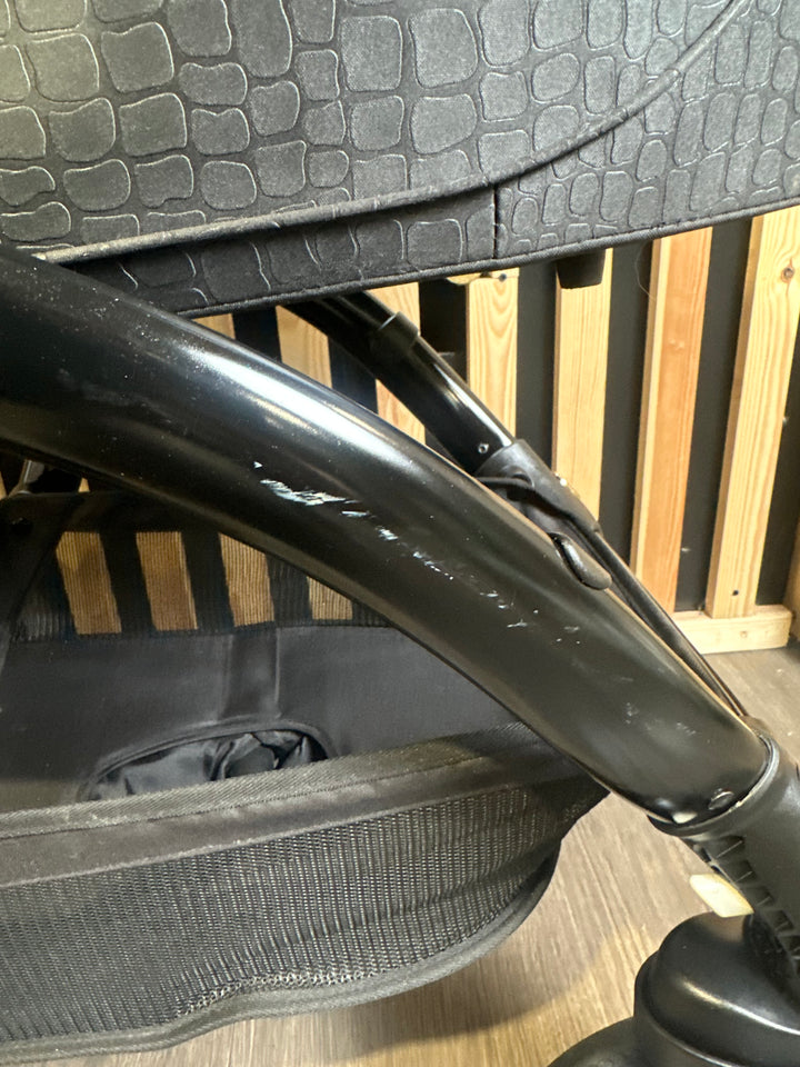 PRE LOVED egg2 Travel System - Jurassic Gold