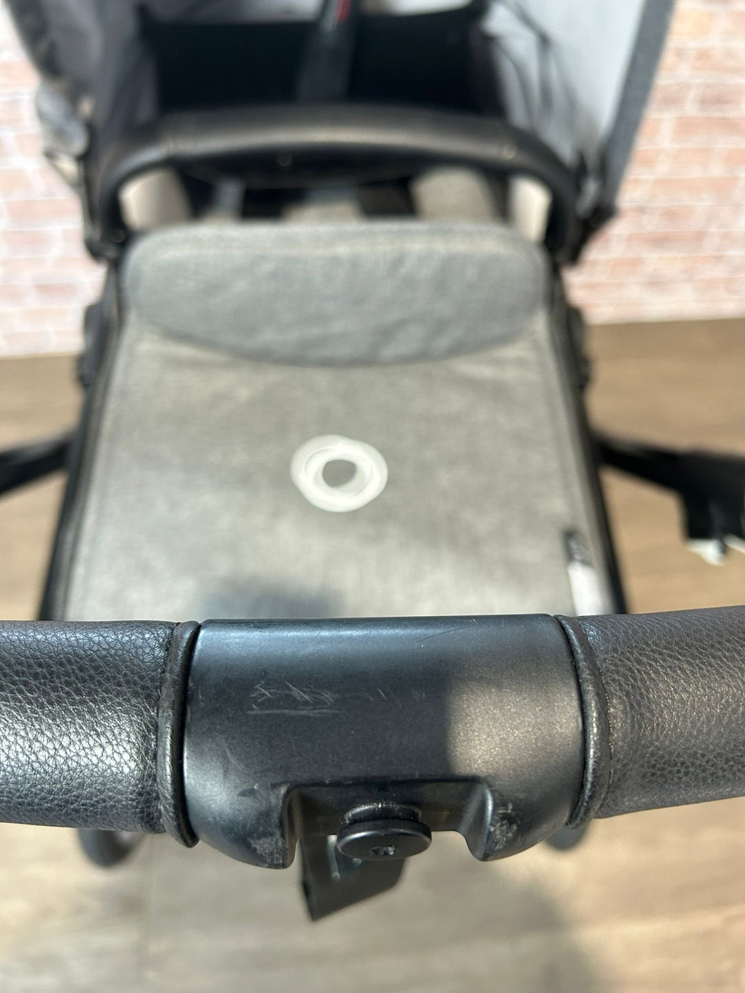 PRE LOVED Bugaboo Lynx - Grey Melange On Black Chassis