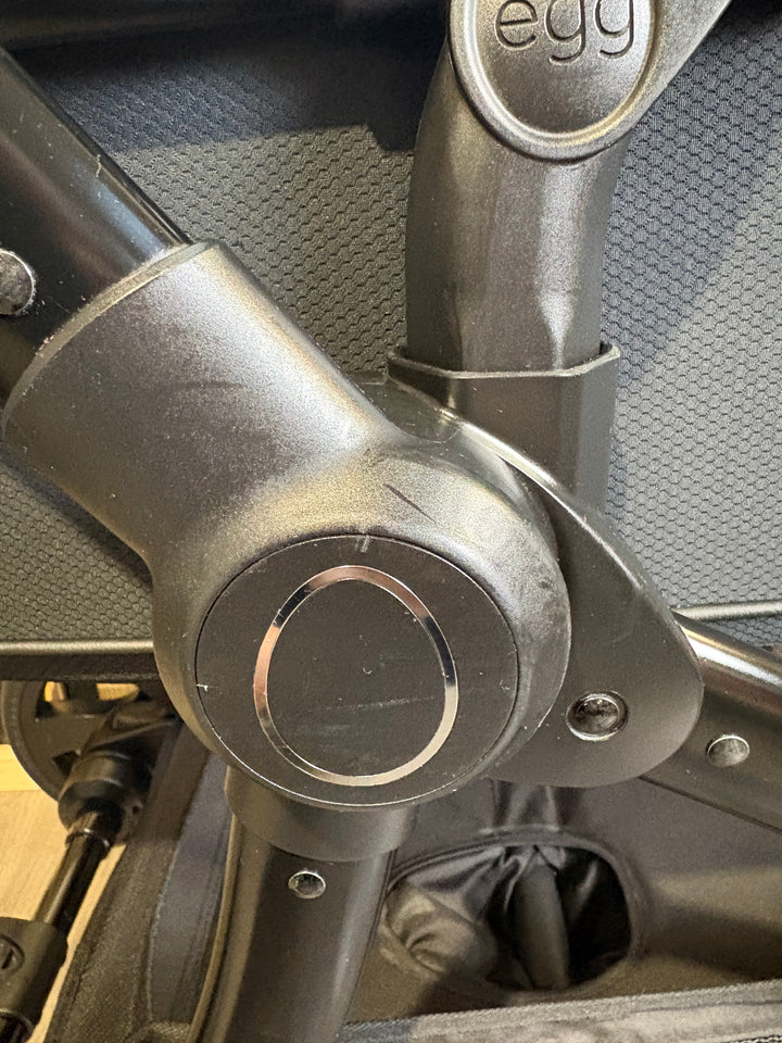 PRE LOVED egg2 Travel System - Just Black