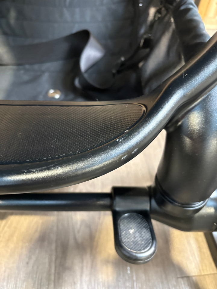 PRE LOVED iCandy Peach 7 Travel System - Jet/Black