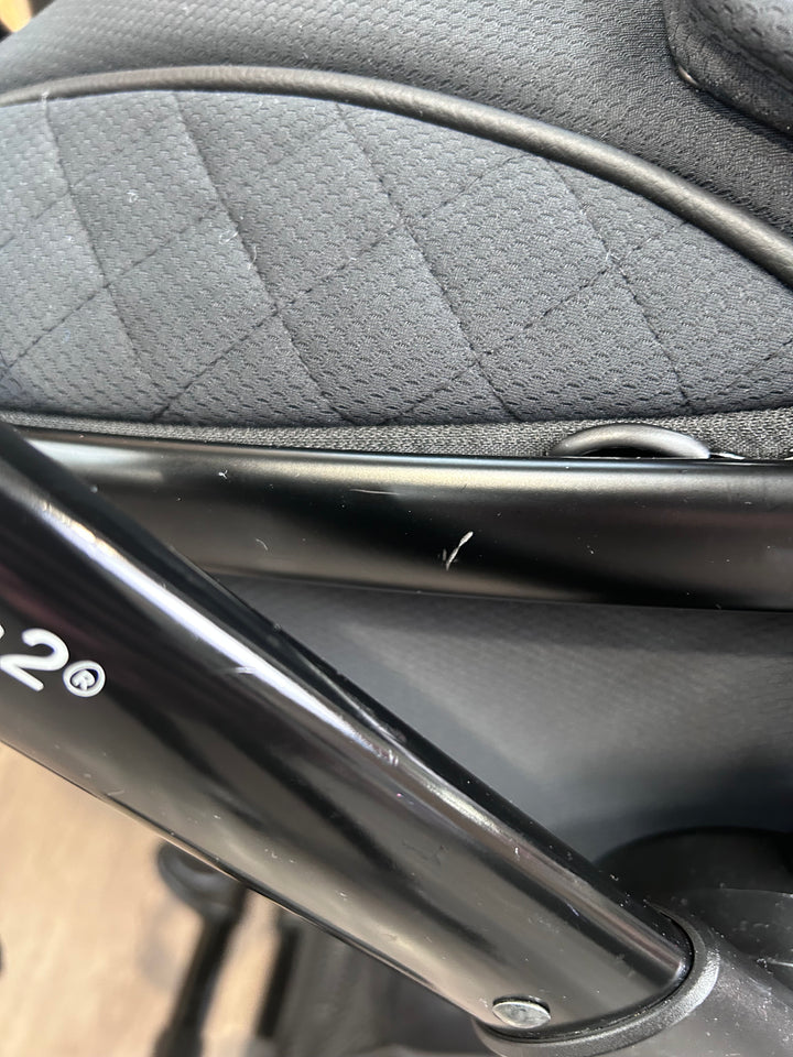 PRE LOVED egg2 Travel System - Just Black