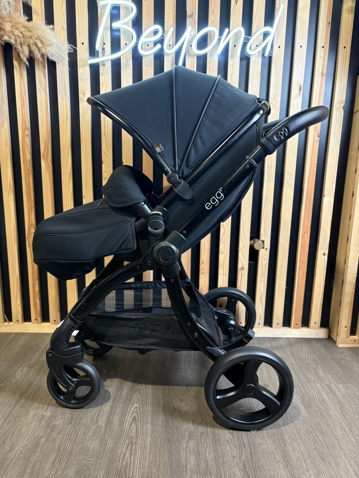 PRE LOVED egg2 Travel System - Just Black