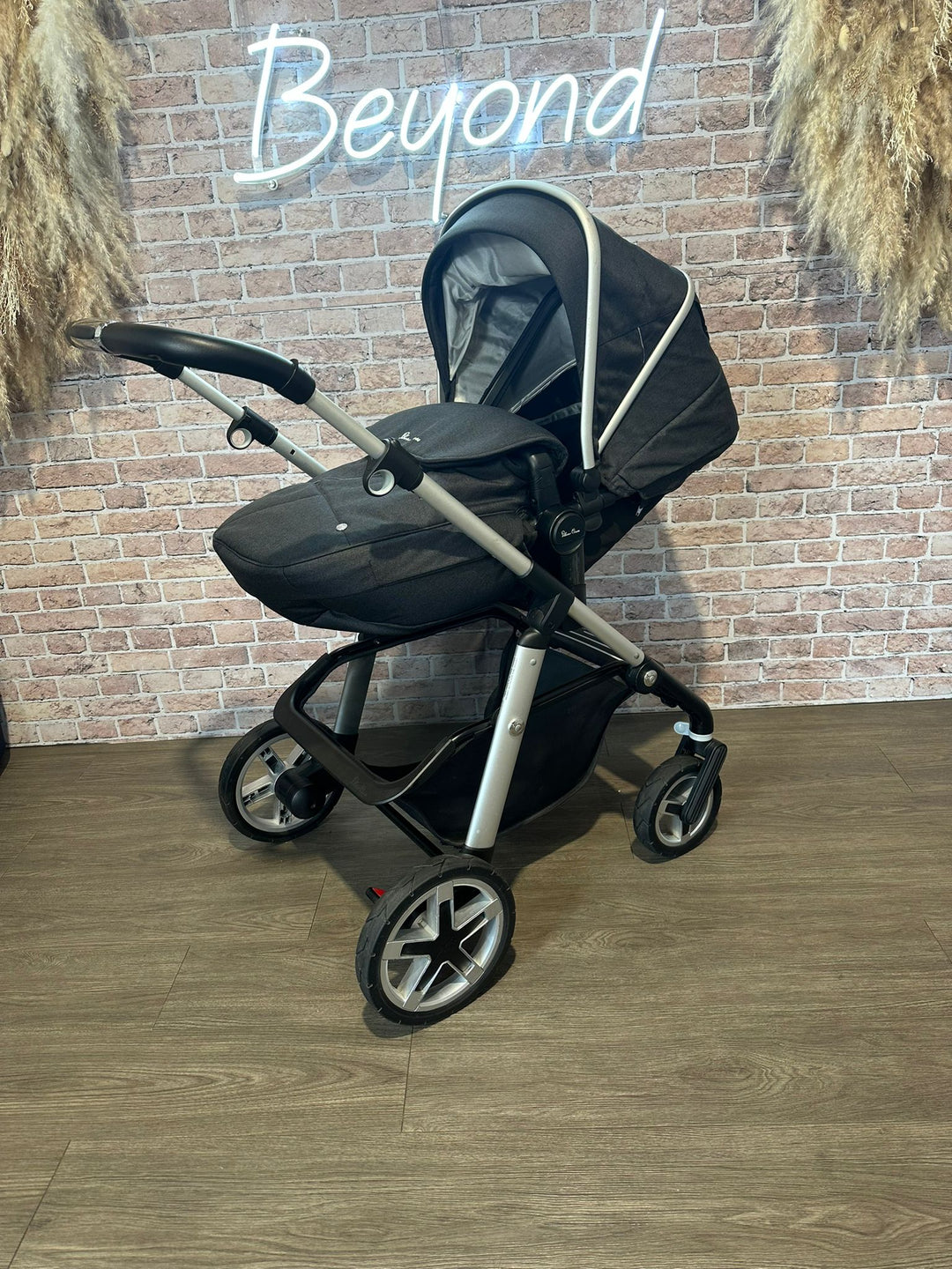 PRE LOVED Silver Cross Pioneer Travel System - ONYX