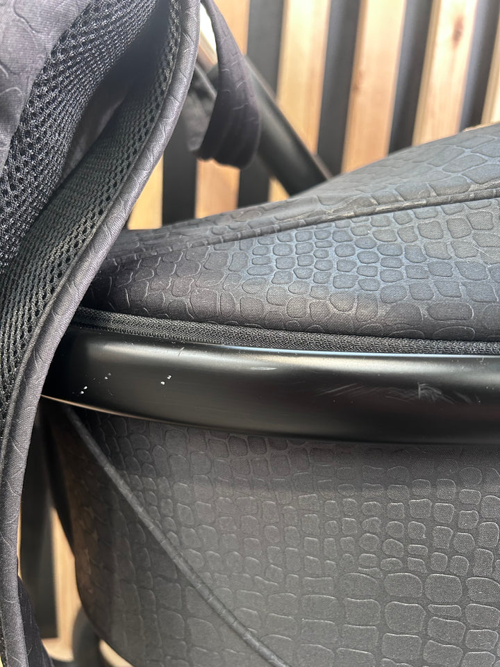 PRE LOVED egg2 Travel System - Jurassic Gold