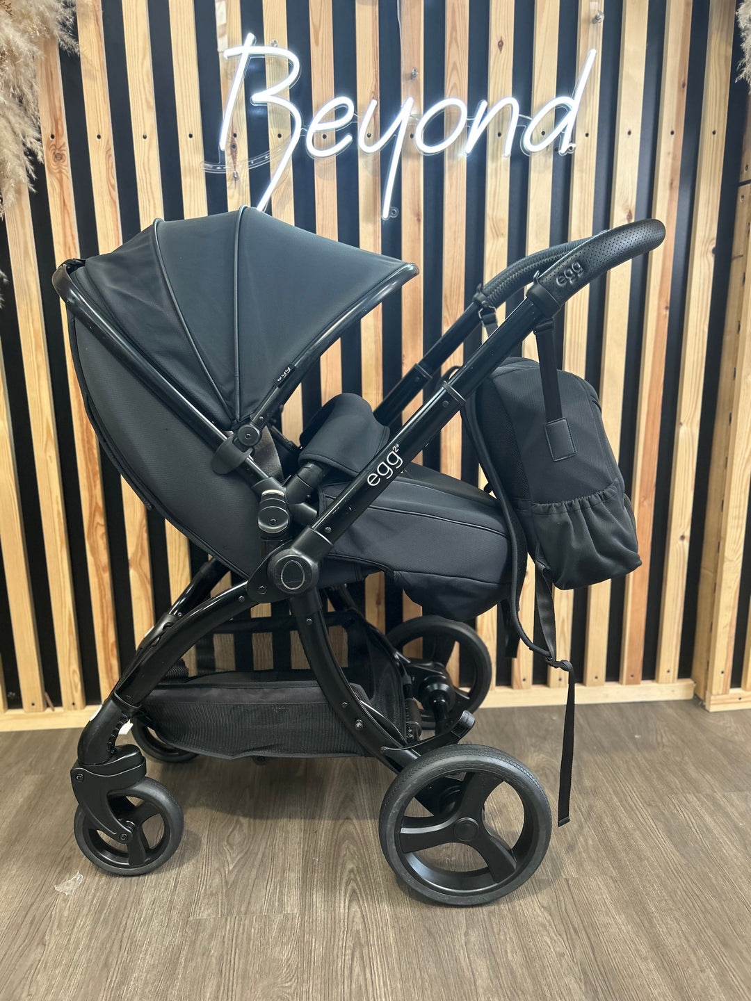 PRE LOVED egg2 Travel System - Just Black