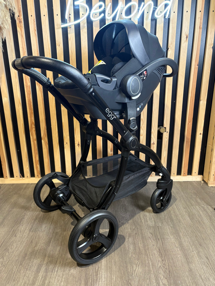PRE LOVED egg2 Travel System - Just Black