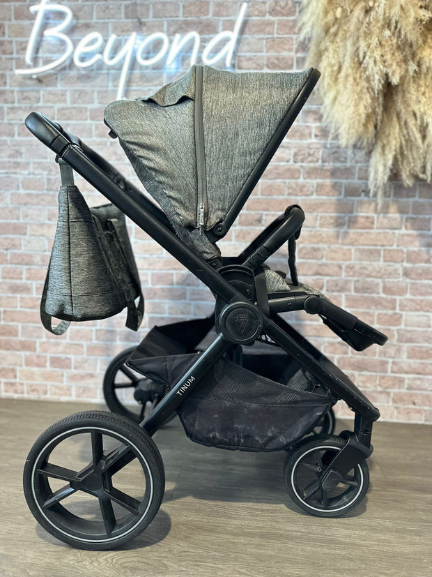 PRE LOVED Venicci Tinum 2.0 3 in 1 Travel System – Magnetic Grey