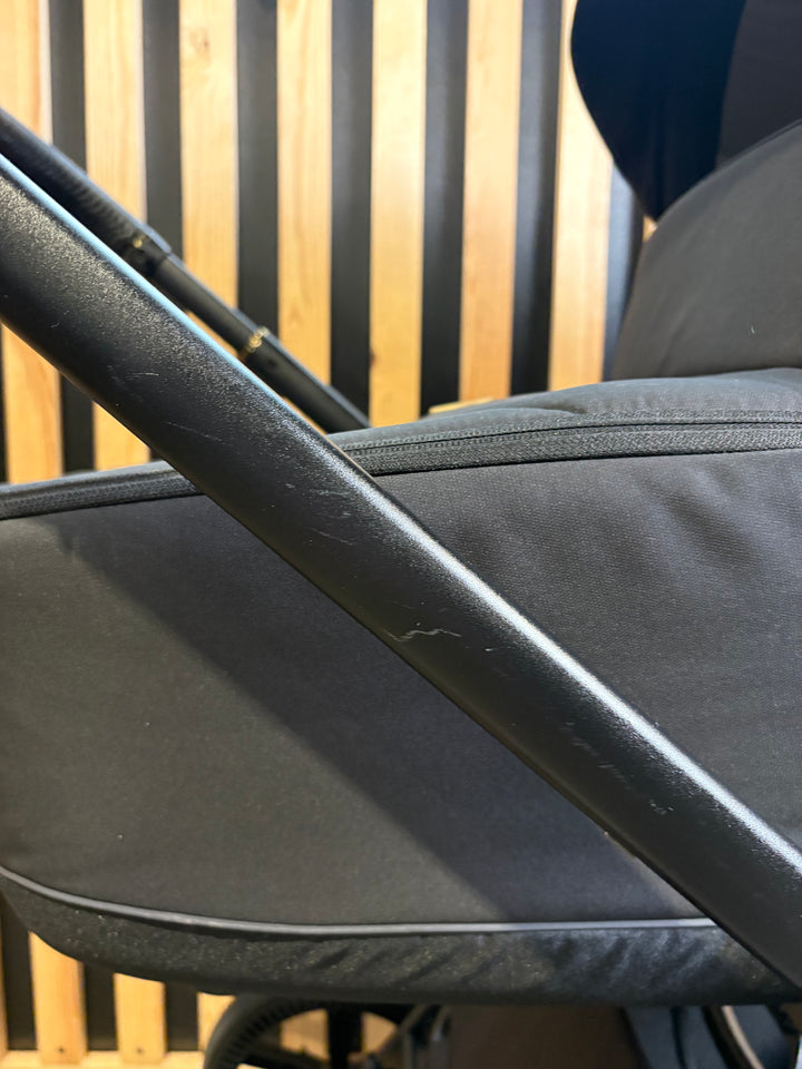 PRE LOVED Venicci Claro 4in1 Travel System Inc Isofix Base - Noir