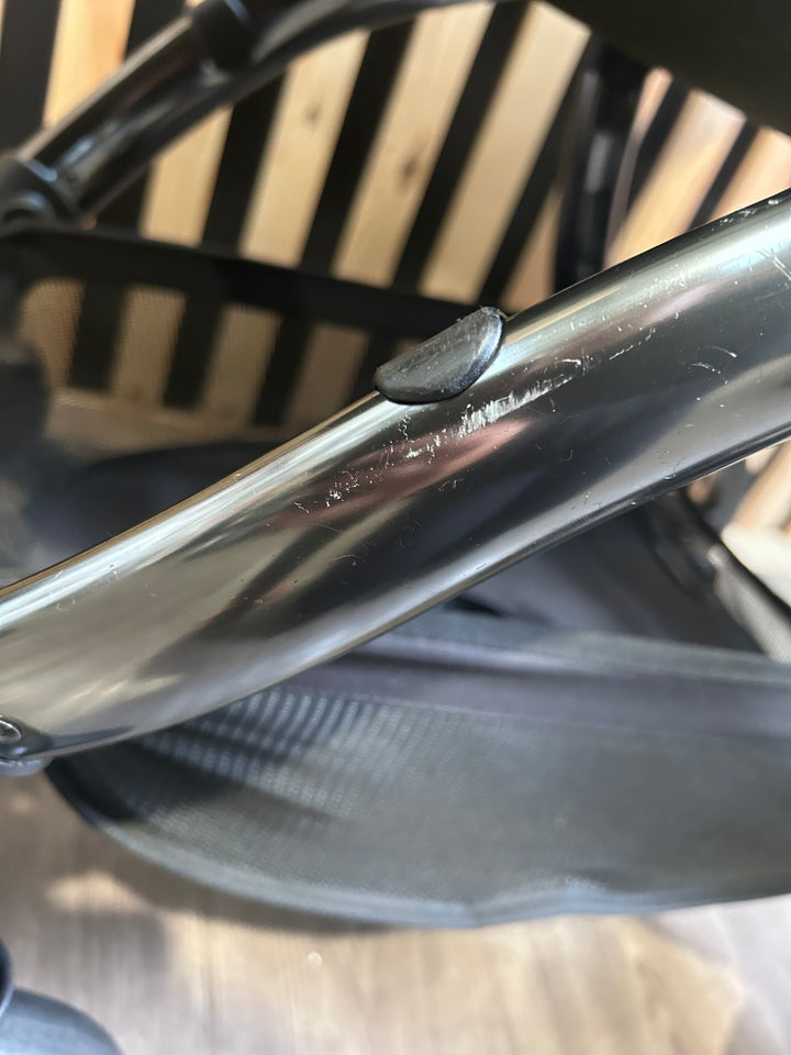 PRE LOVED egg2 Travel System - Olive