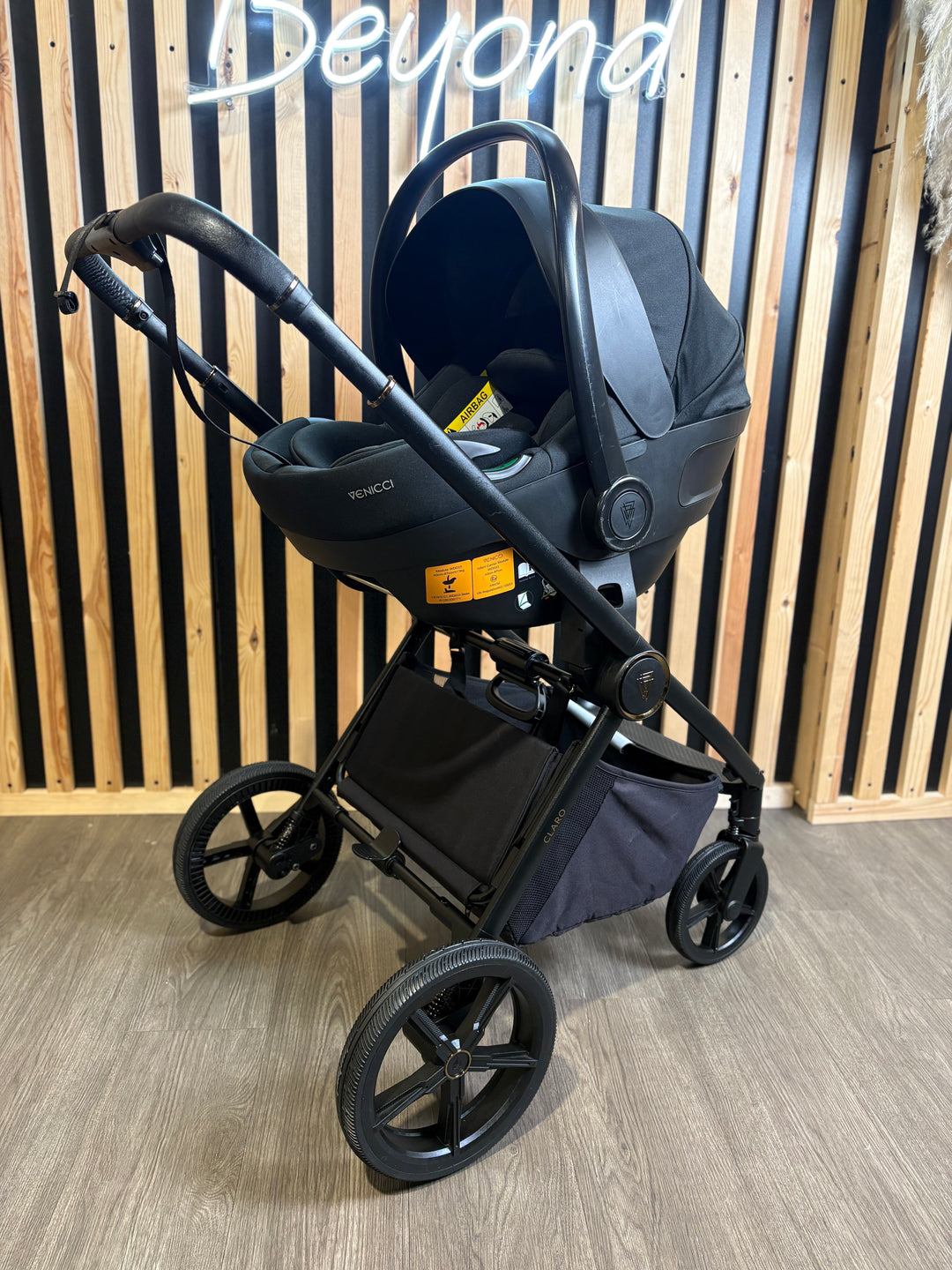 PRE LOVED Venicci Claro 4in1 Travel System Inc Isofix Base - Noir