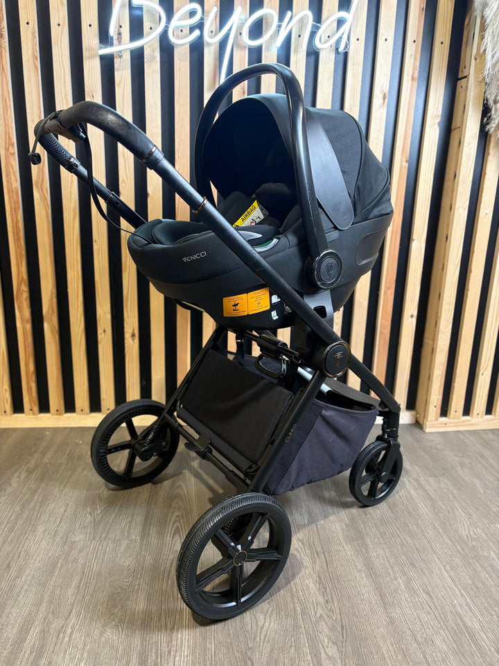 PRE LOVED Venicci Claro 4in1 Travel System Inc Isofix Base - Noir