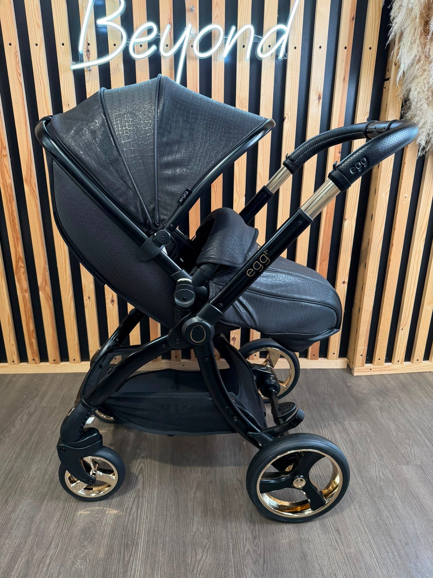 PRE LOVED egg2 Travel System - Jurassic Gold
