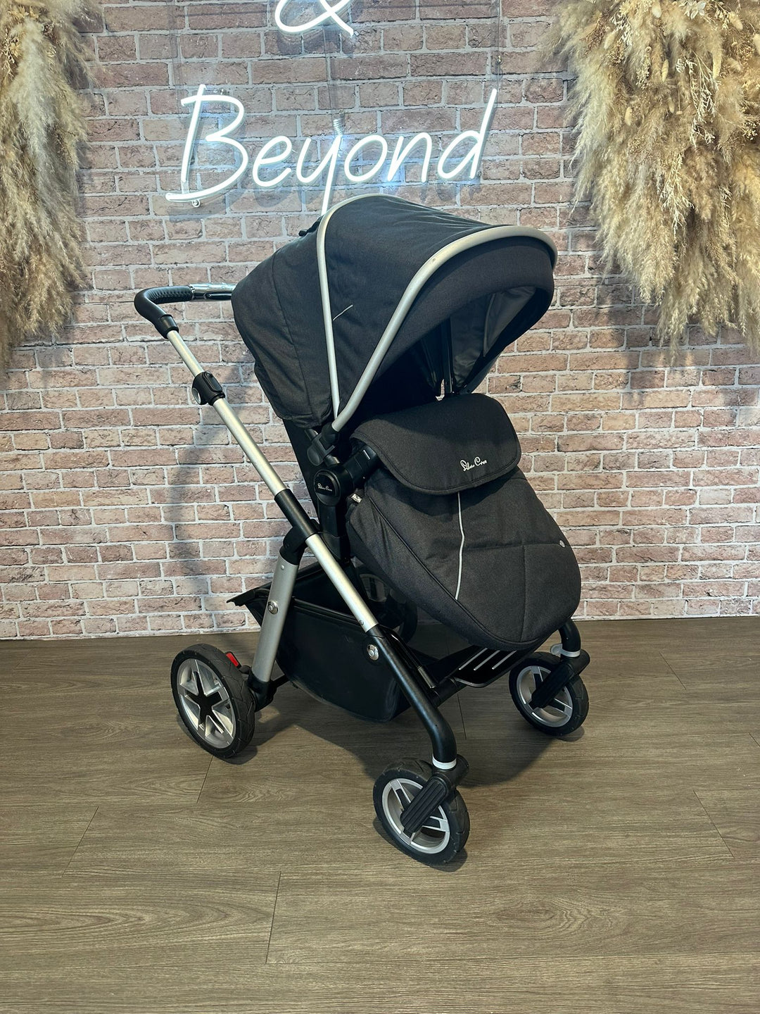 PRE LOVED Silver Cross Pioneer Travel System - ONYX