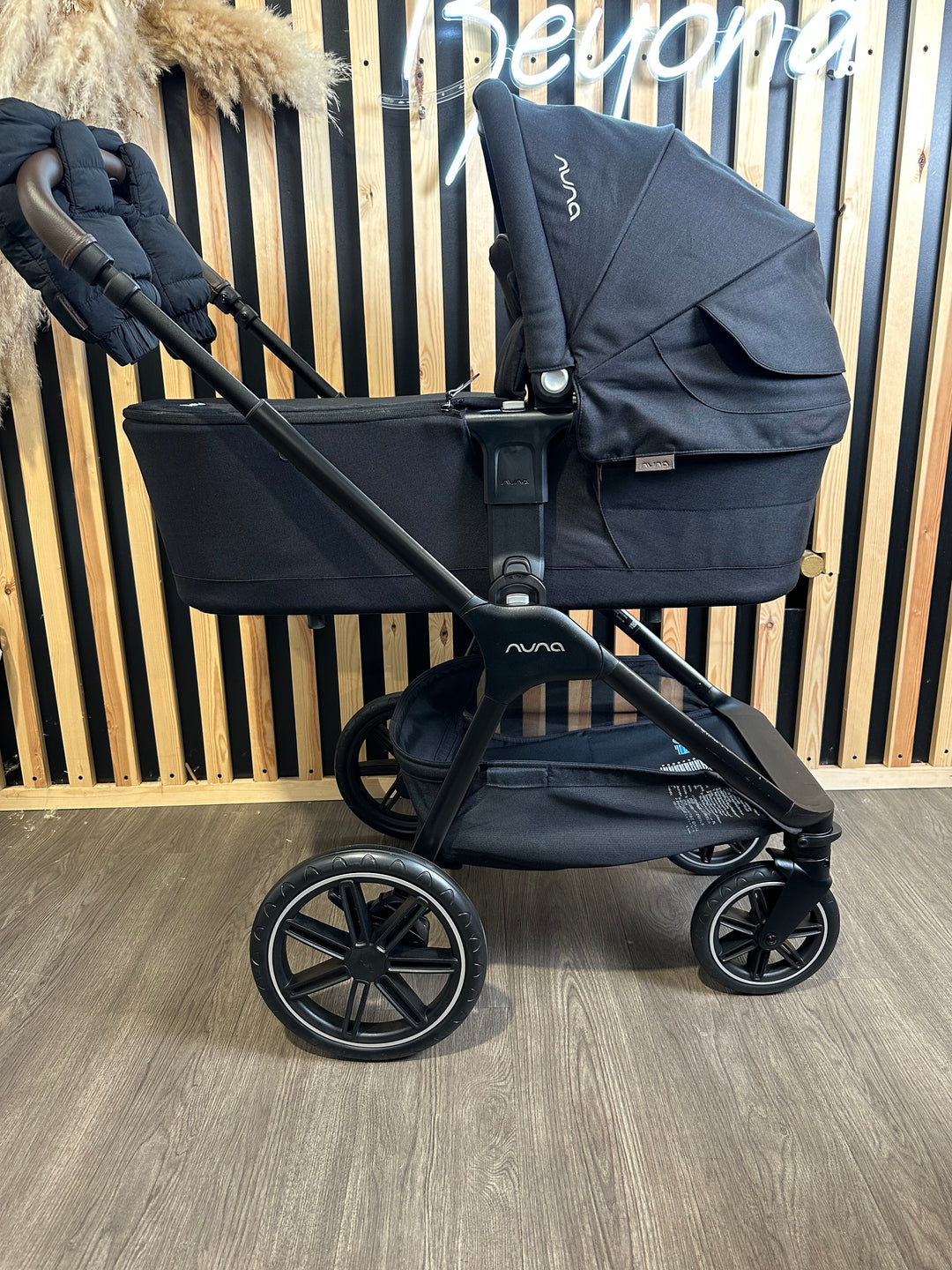PRE LOVED Nuna Triv LX Pushchair, LYTL Carrycot + Accessories - Caviar