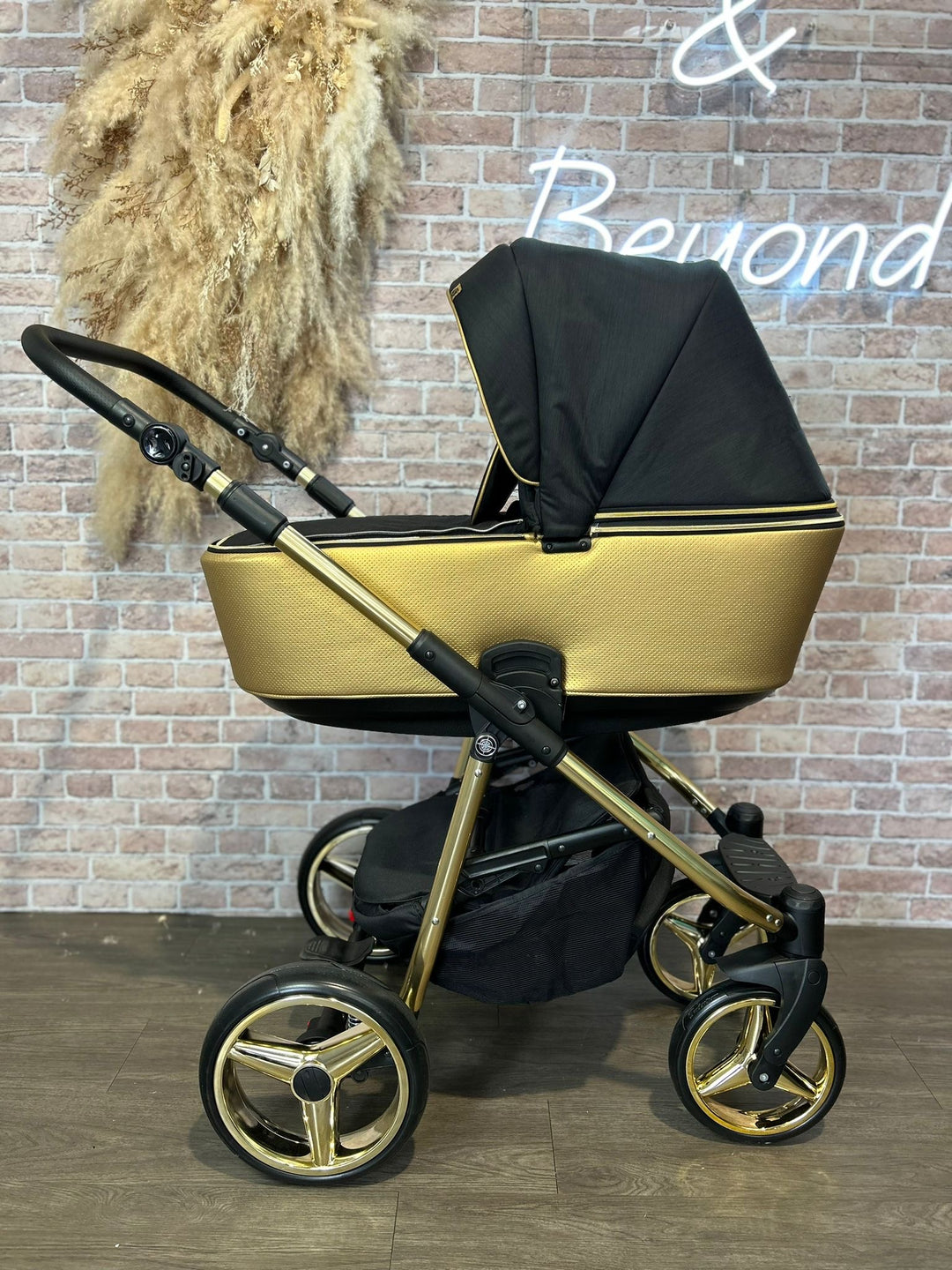 EX DISPLAY Mee-go Santino Glided Gold 3in1 Travel System