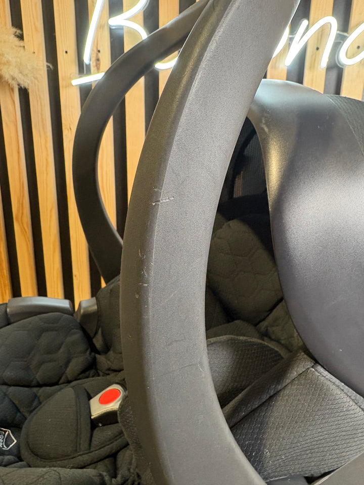 PRE LOVED egg2 Travel System - Just Black