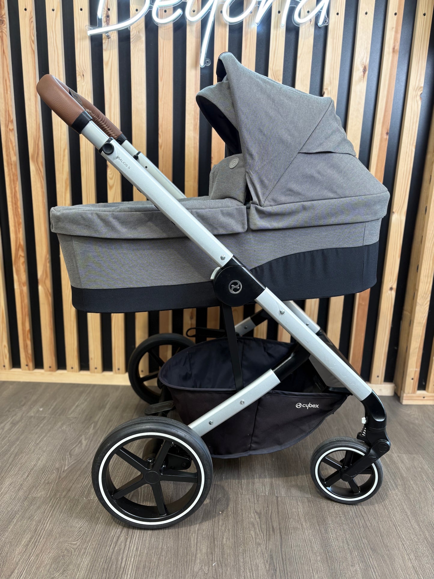 PRE LOVED Cybex Balios 2-in-1 Travel System - Manhattan Grey