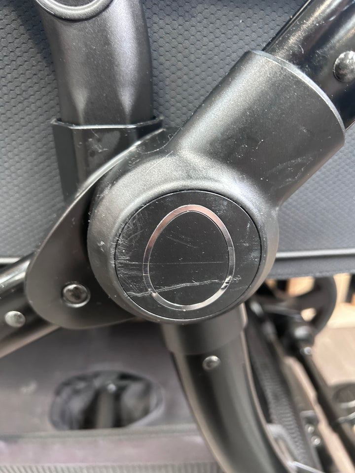 PRE LOVED egg2 Travel System - Just Black