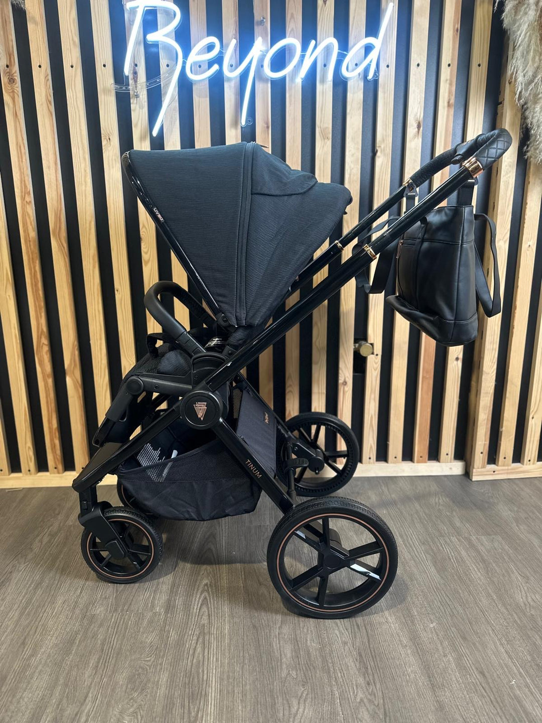 PRE LOVED Venicci Tinum Travel System - SE Stylish Black