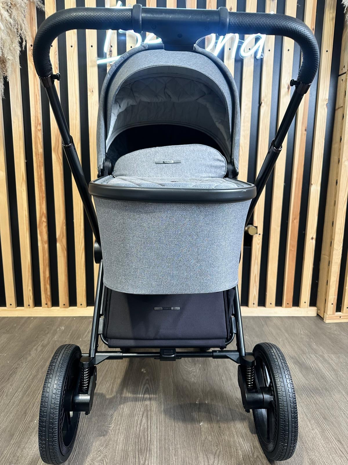 PRE LOVED Venicci Tinum Upline 2in1 Travel System - Classic Grey
