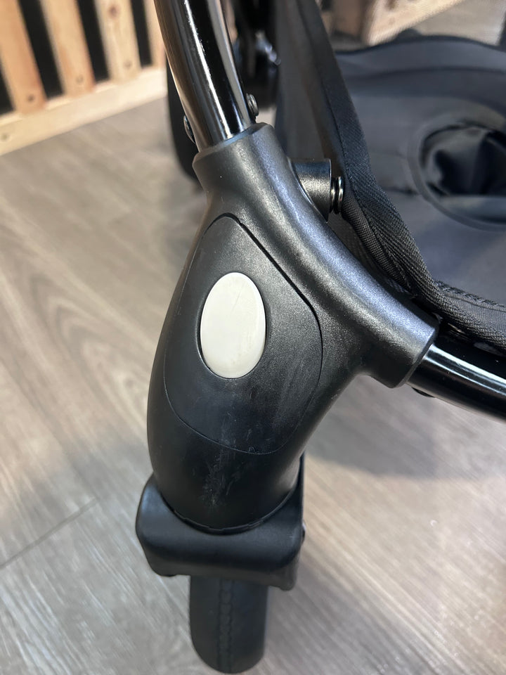 PRE LOVED egg2 Travel System - Just Black
