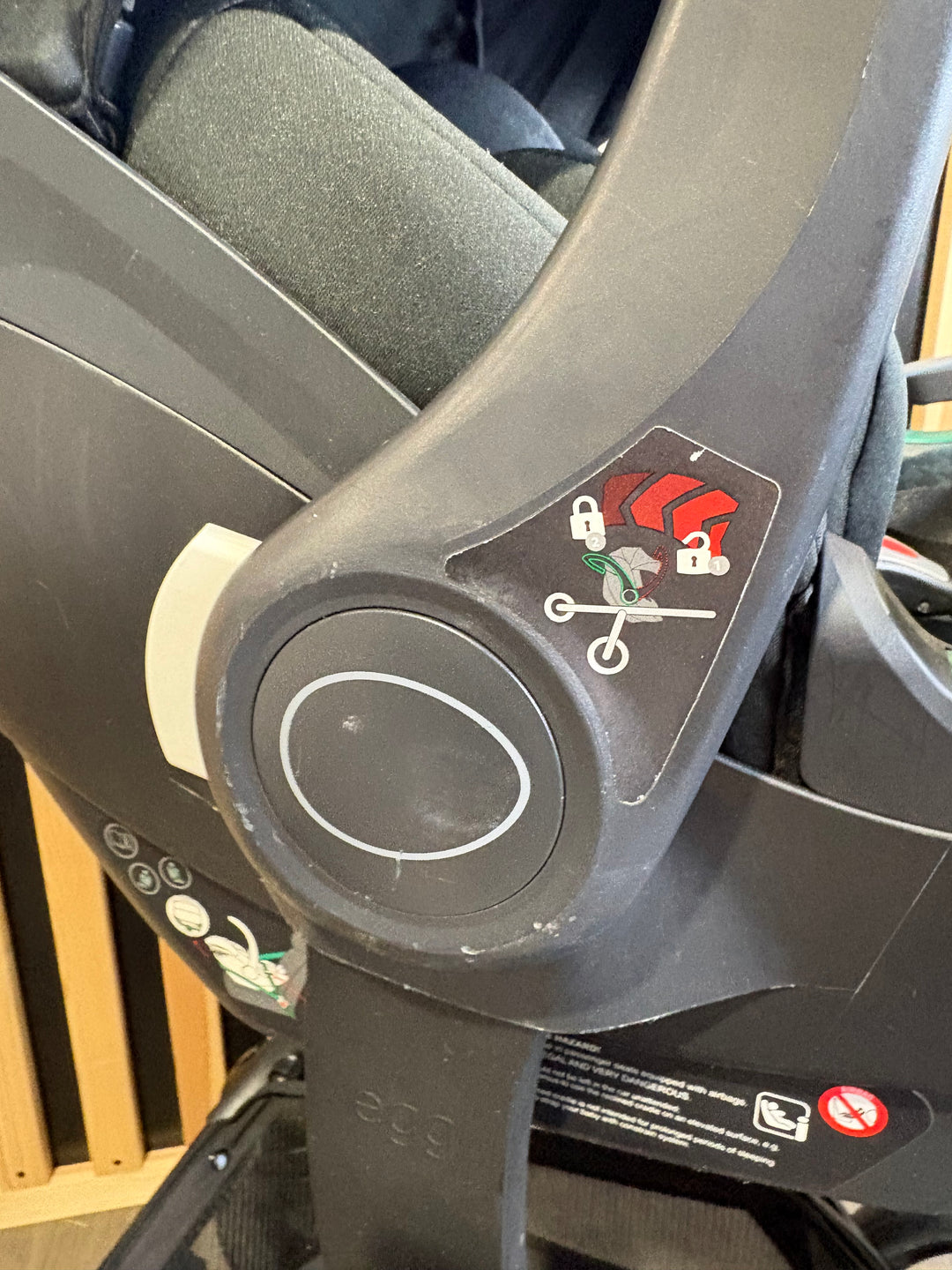 PRE LOVED egg3 Travel System - Houndstooth Black