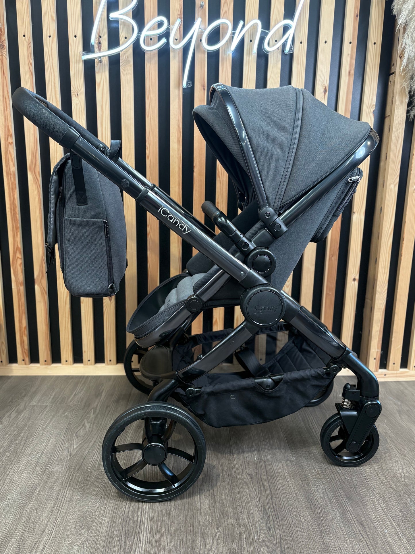 PRE LOVED iCandy Peach 7 Travel System - Phantom/Truffle