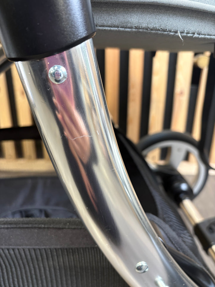 PRE LOVED egg2 Travel System - Monument Grey