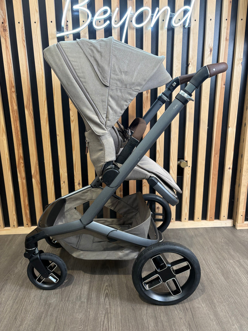PRE LOVED Maxi-Cosi Fame 3-in-1 Travel - Twillic Truffle/Black Wheels