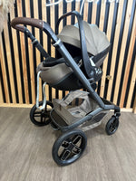 PRE LOVED Maxi-Cosi Fame 3-in-1 Travel - Twillic Truffle/Black Wheels
