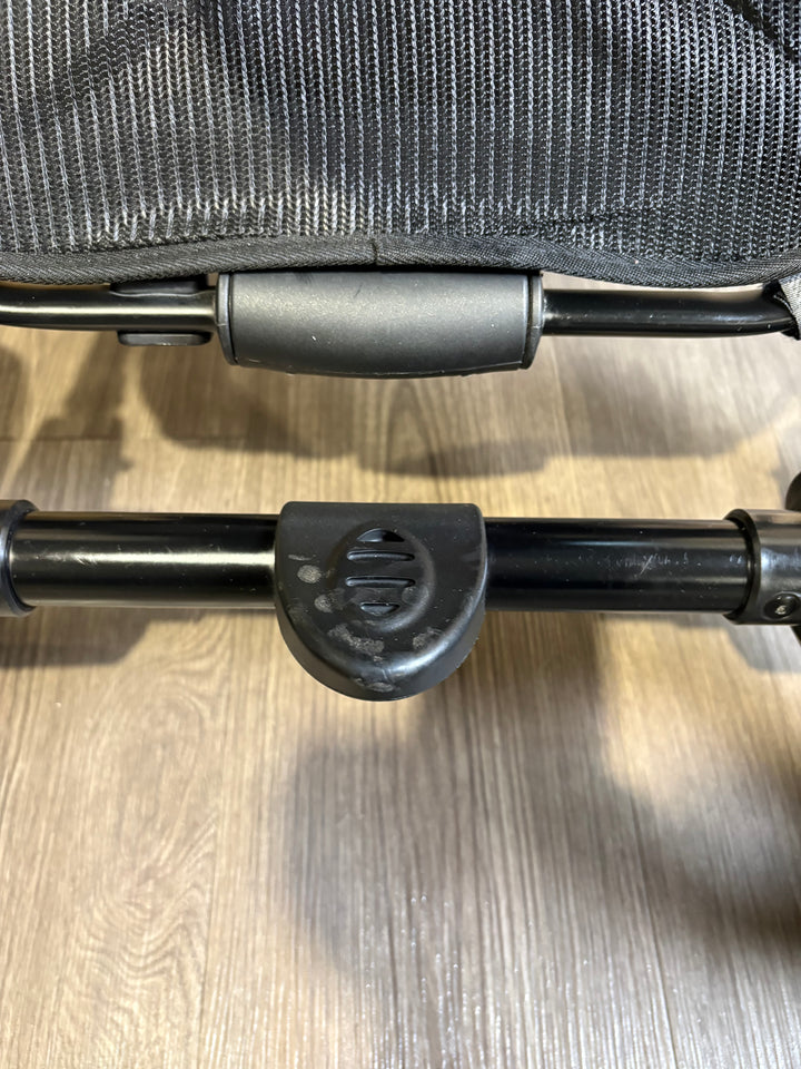 PRE LOVED egg2 Travel System - Just Black