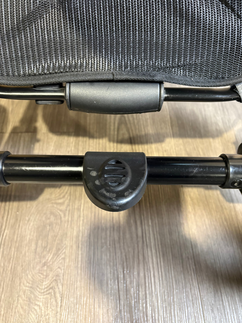 PRE LOVED egg2 Travel System - Just Black