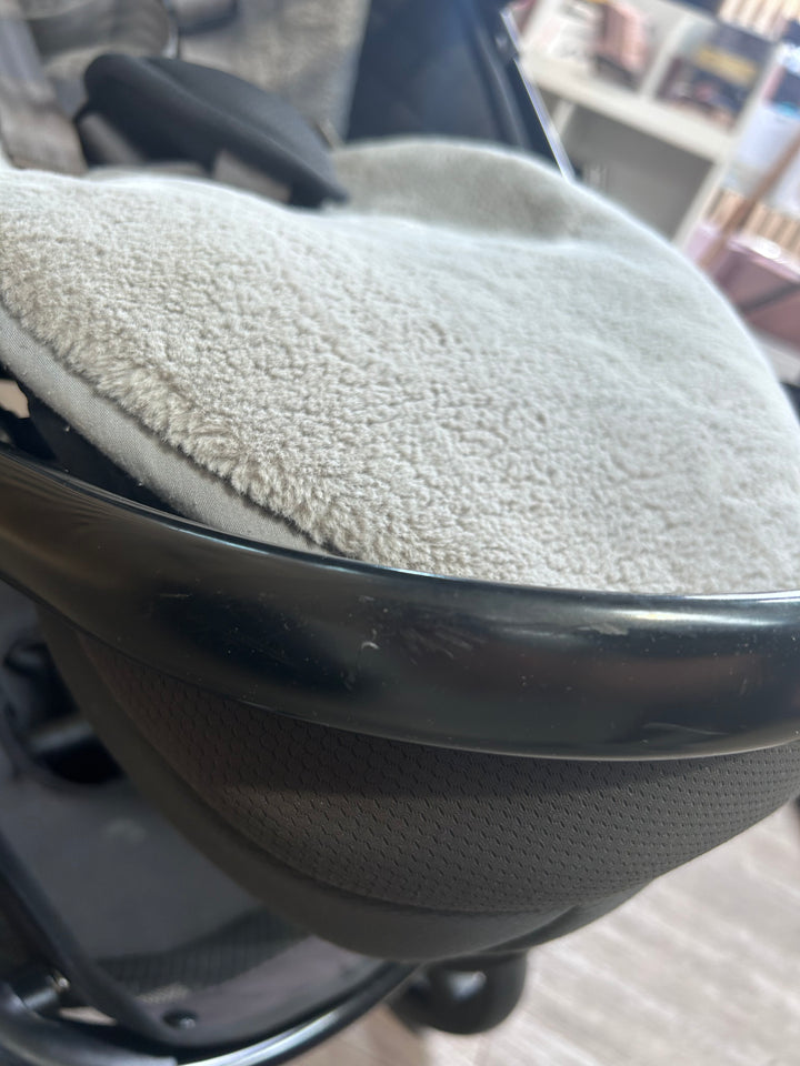 PRE LOVED egg2 Travel System - Just Black