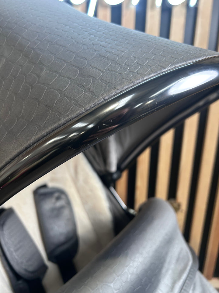 PRE LOVED egg2 Travel System - Jurassic Grey