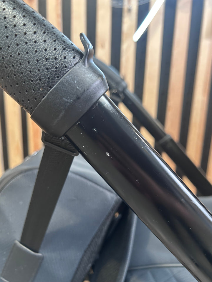 PRE LOVED egg2 Travel System - Just Black