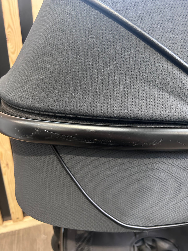 PRE LOVED egg2 Travel System - Just Black