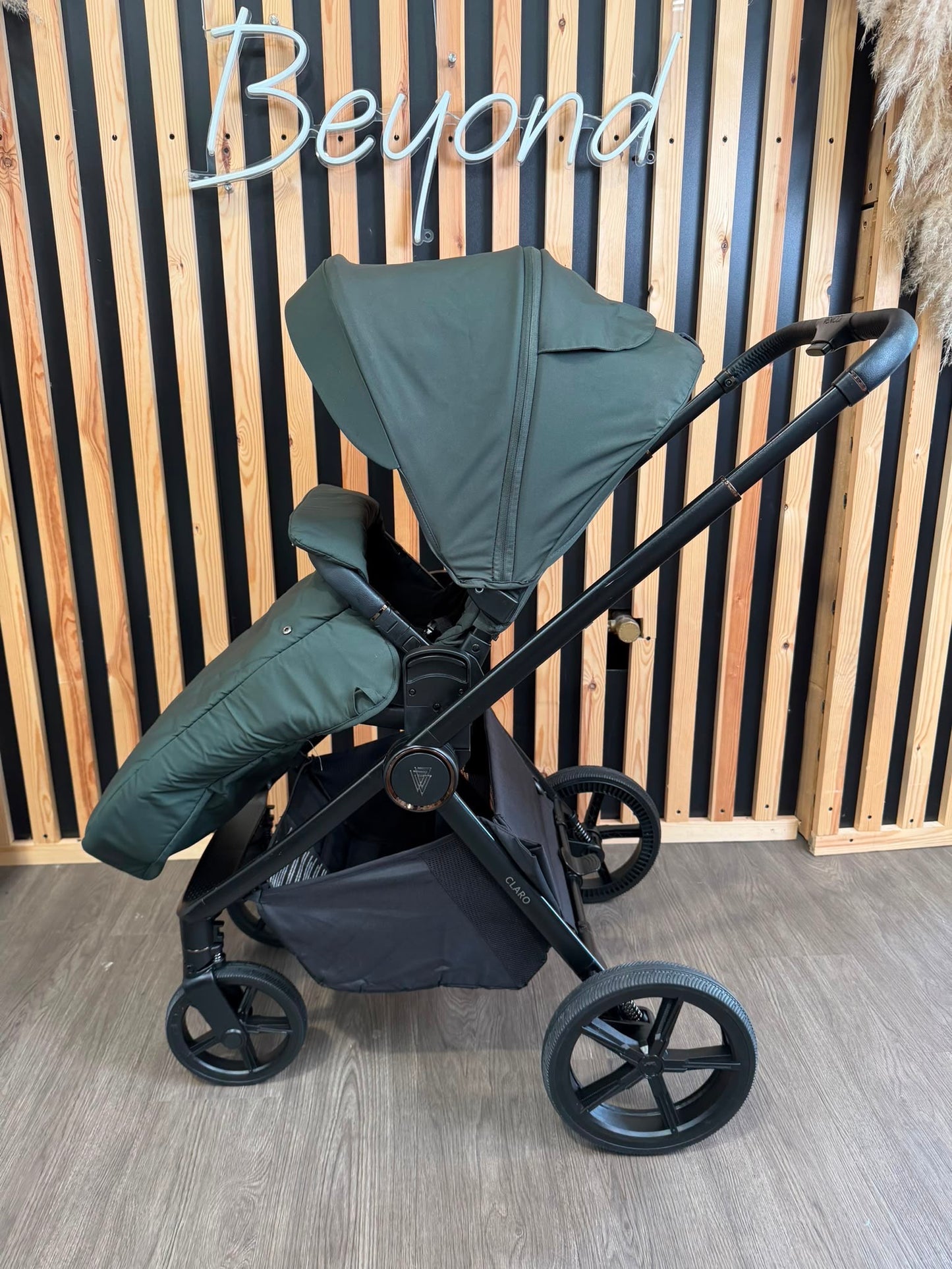 PRE LOVED Venicci Claro 2-in-1 Travel System - Forest