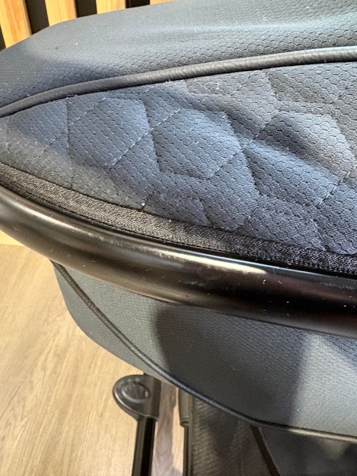 PRE LOVED egg2 Travel System - Just Black