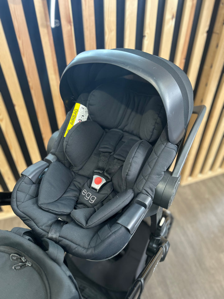 PRE LOVED egg2 Travel System - Just Black
