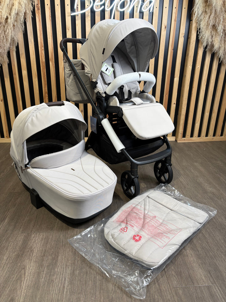 EX DISPLAY Venicci Claro Pushchair, Carrycot + Accessories - Vanilla