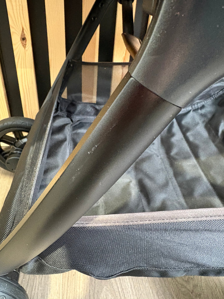 PRE LOVED Nuna Triv & LYTL Carrycot - Caviar