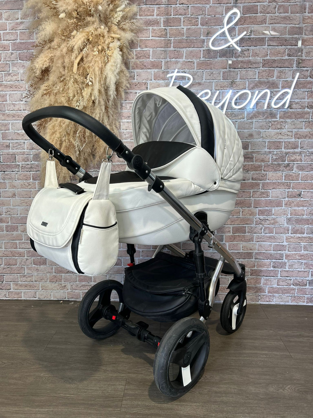 EX DISPLAY Mee-Go Milano Travel System - White