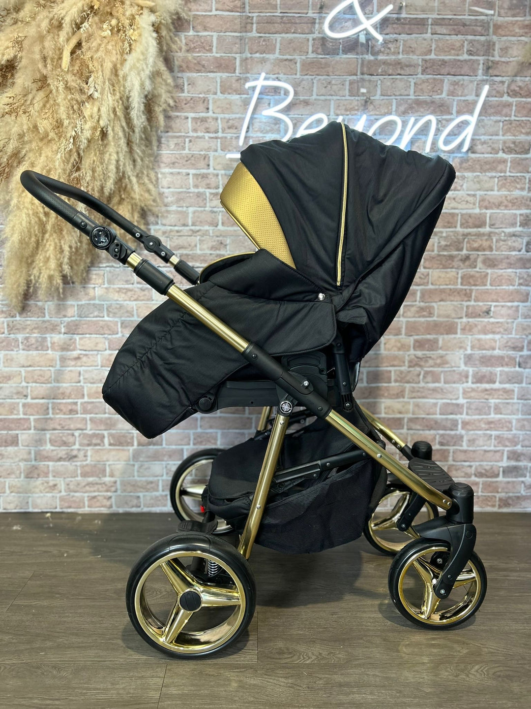 EX DISPLAY Mee-go Santino Glided Gold 3in1 Travel System