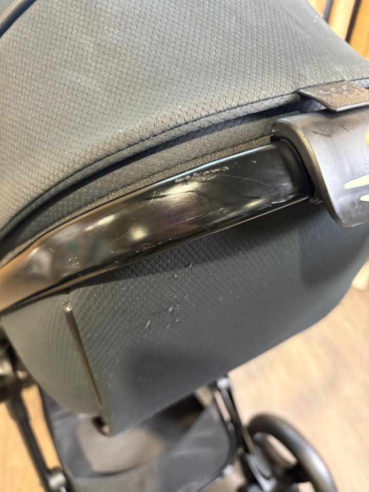 PRE LOVED egg2 Travel System - Just Black