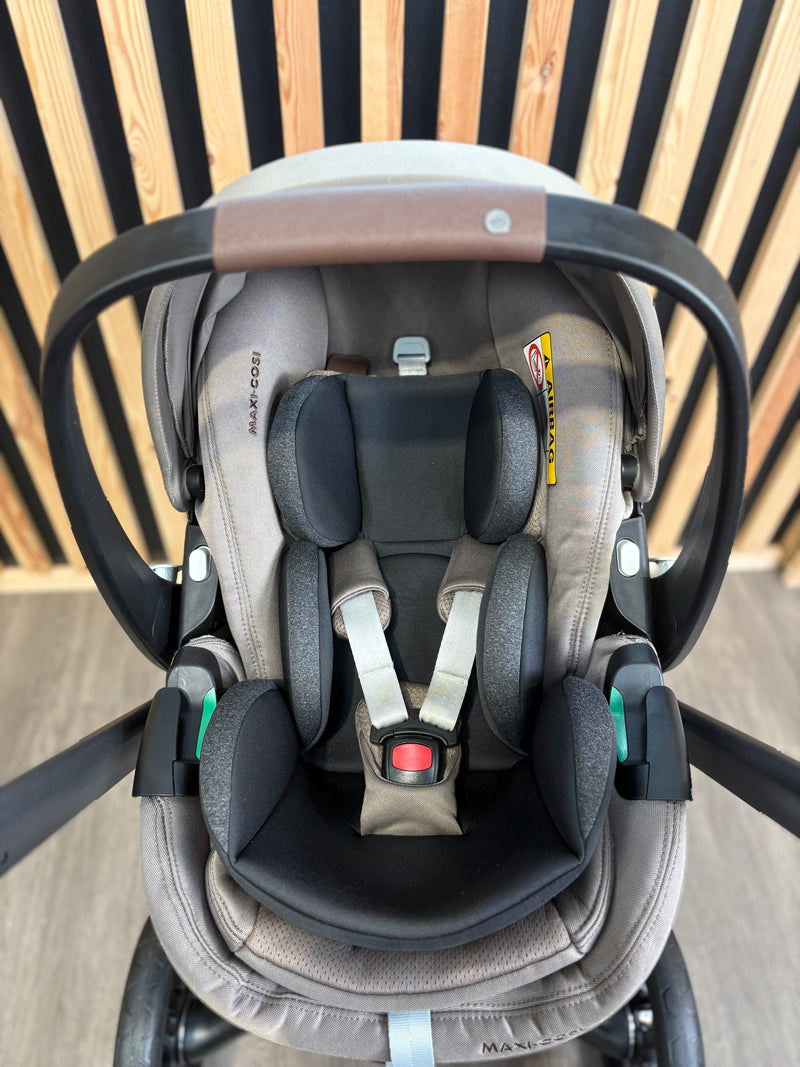 PRE LOVED Maxi-Cosi Fame 3-in-1 Travel - Twillic Truffle/Black Wheels