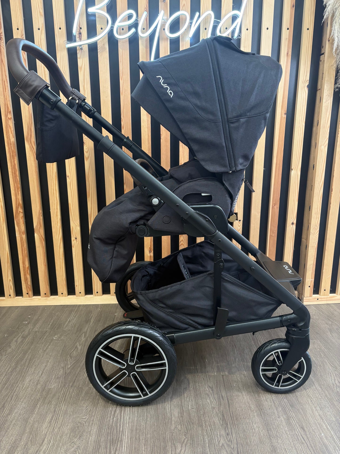 PRE LOVED Nuna Mixx Travel System - Caviar