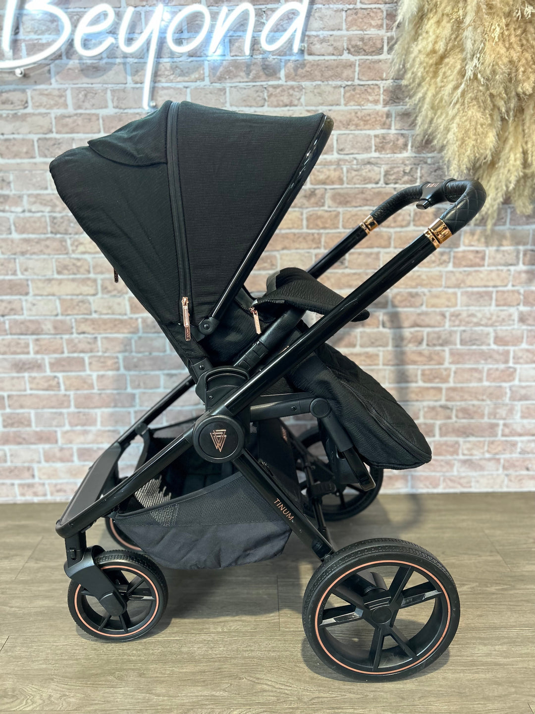 PRE LOVED Venicci Tinum 2.0 SE Travel System - Stylish Black